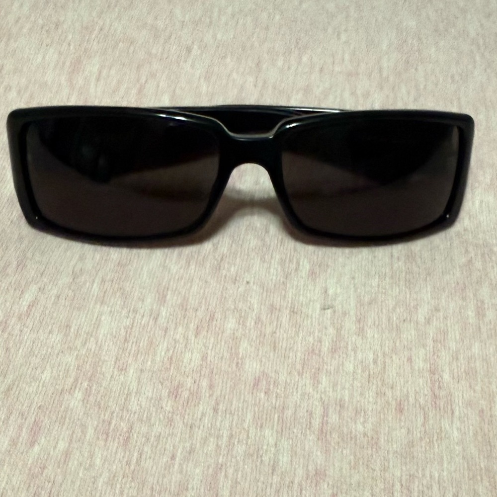 Gucci Black Rectangular Men's Sunglasses with Dark Lenses - Picture 2 of 5